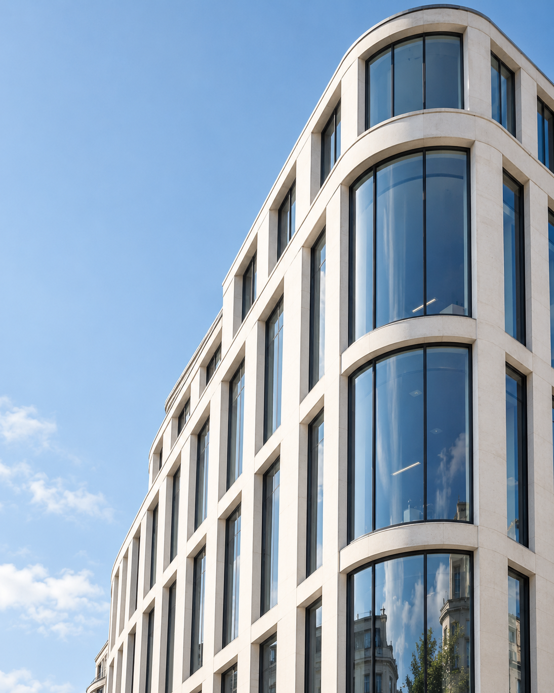 Architecture contemporaine blanche et vitrée
